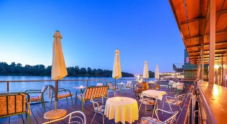 San Art Floating Hostel&Apartments - Öne Çıkan Resim