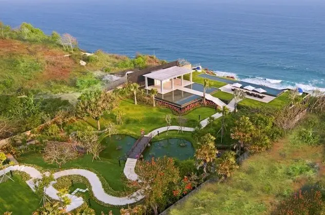 The Sanctus Villa
