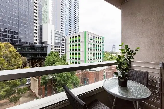 SANDRA, 1BDR Carlton Apartment