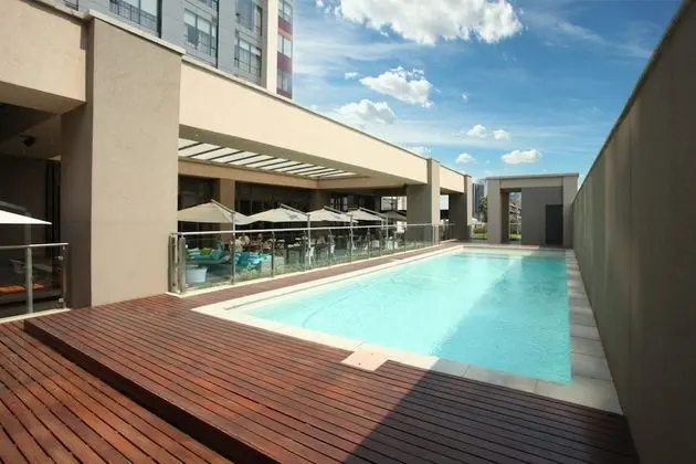 Sandton Skye Unit 702 - Havuz