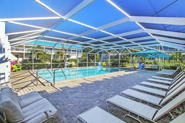 Sanibel Arms West Condominiums - Havuz