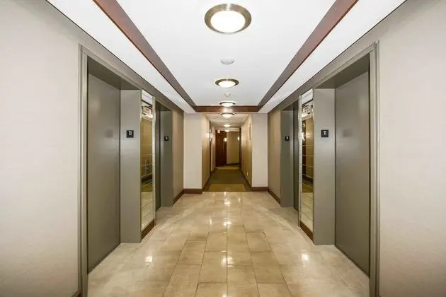 Sarkar Suites - 310 Burnhamthorpe Road - Lobi