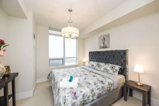 Sarkar Suites - 310 Burnhamthorpe Road - Oda