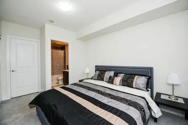 Sarkar Suites - 330 Burnhamthorpe Road - Oda
