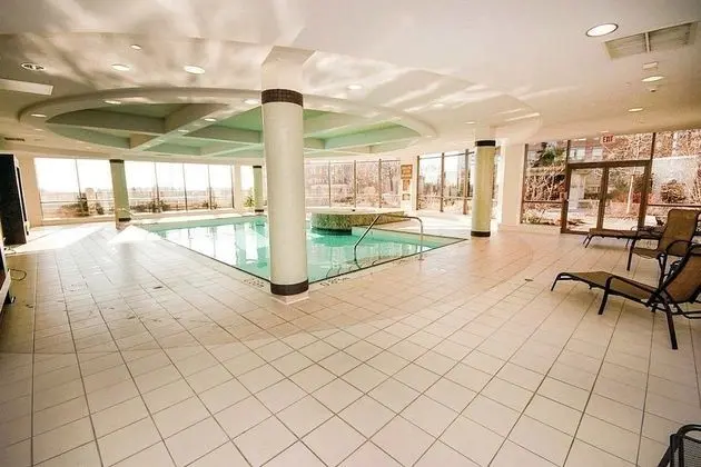 Sarkar Suites - 3880 Duke of York Blvd - Havuz