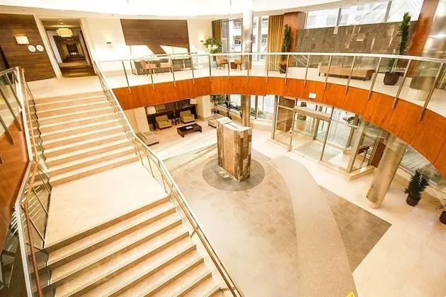 Sarkar Suites - 3880 Duke of York Blvd - Lobi