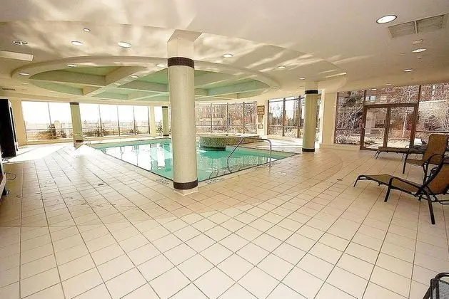 Sarkar Suites - 3888 Duke of York Blvd - Havuz