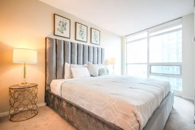 Sarkar Suites - Fort York Blvd - Oda