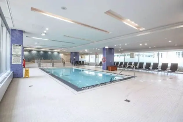 Sarkar Suites - Maple Leaf Square - Havuz