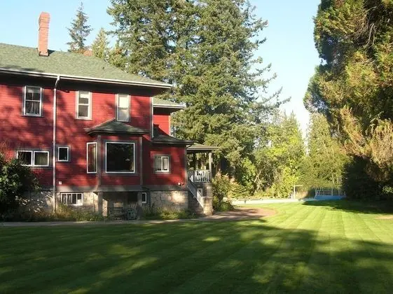 Sasquatch Crossing Eco Lodge B&B