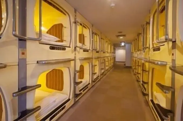 Sauna & Capsule Hotel Hollywood - Caters to Men - Oda