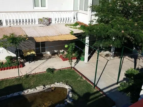 Scenic Apartment in Dalmatia With Lovely Garden - Dış Mekan