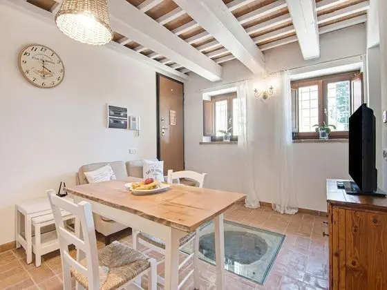 Scenic Apartment in Mombaroccio with Garden near City Center - Yerinde Yemek