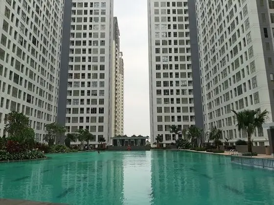 Scenic And Comfortable 2Br Apartment M-Town Residence - Havuz