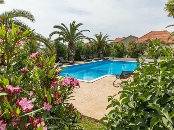 Scenic Holiday Home in Bibinje near Sea - Havuz