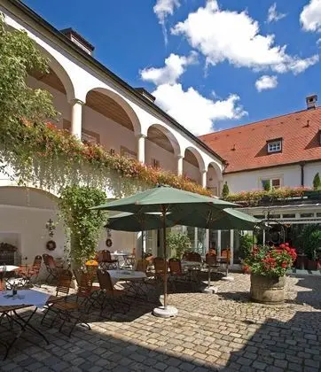 Schlosshotel Neufahrn - Dış Mekan