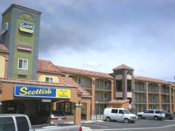 Scottish Inn and Suites Corona