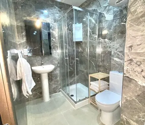 Sea Bliss 1 Bedroom Apartments by Getawaysmalta - Banyo Tipleri