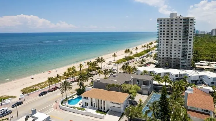 Sea Breeze by Avantstay Across From Fort Lauderdale Beach! Pool, Out Door Dining, Fire Pit!