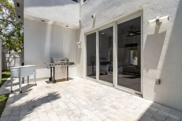 Sea Breeze by Avantstay Across From Fort Lauderdale Beach! Pool, Out Door Dining, Fire Pit! - İç Mekan
