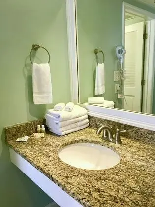 Sea And Breeze Hotel And Condo