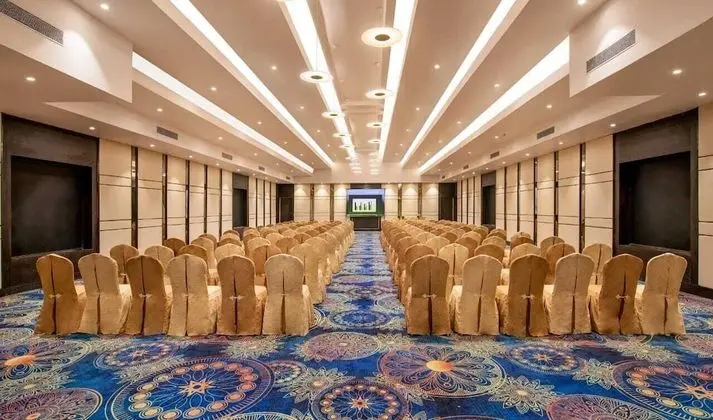 Sea Breeze Max Resort & Spa