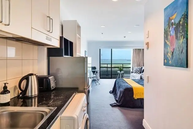 Sea City Views Takapuna Studio w Carpark - Mutfak