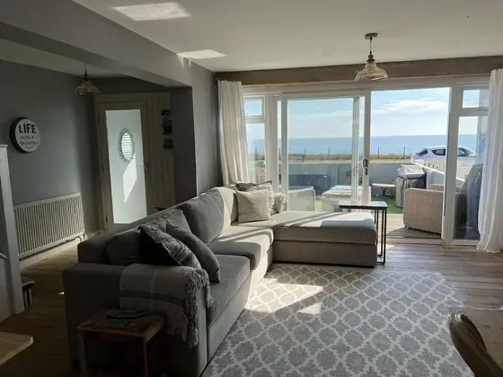 Sea Facing 2BD Terraced Home - Telscombe Cliffs