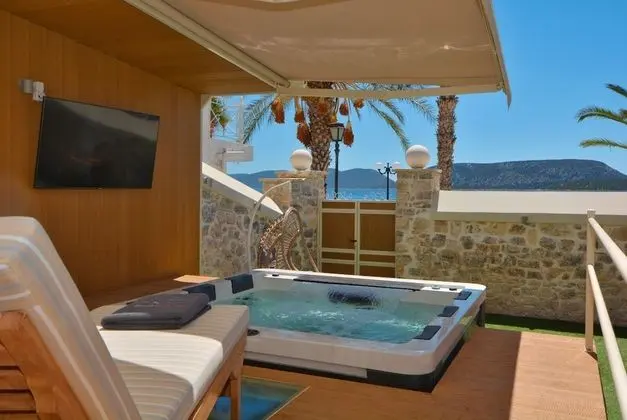 Sea-front Jacuzzi & Garden Luxury "rock Villa"