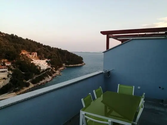 Sea View 1-bedroom Apartment Long Island