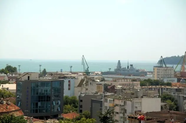 Sea view apartment in the city heart