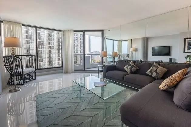 Sea-view Romantic Suite Minutes From the Beach