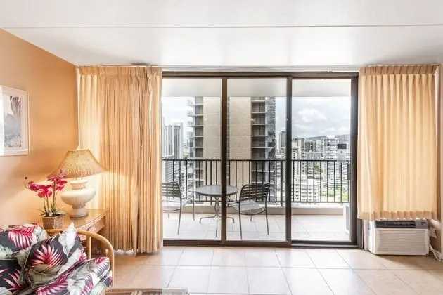 Sea Views at the Waikiki Banyan - Free Parking! - Oda