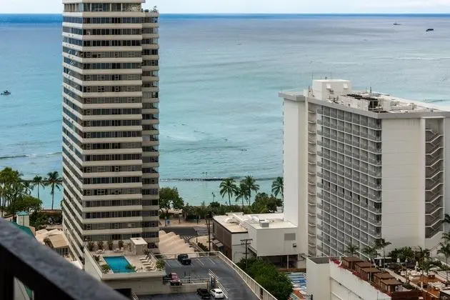 Sea Views at the Waikiki Banyan - Free Parking! - Plaj