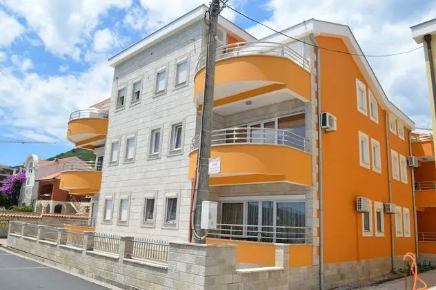 Seafront Apartment Bijela