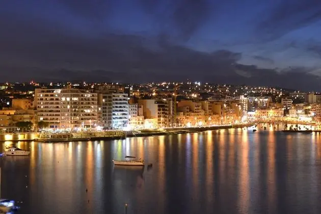 Seafront Apartment, Marvelous Views GR8 Location