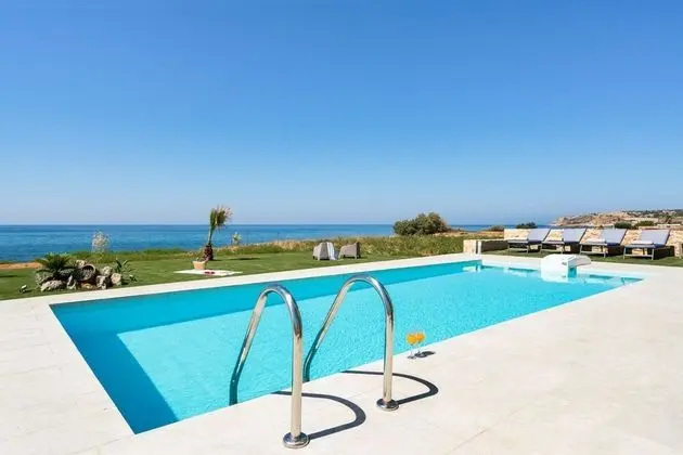Seafront Brand new Modern Villa With Amazing Views of the Ocean and Close to Amenities - Oda