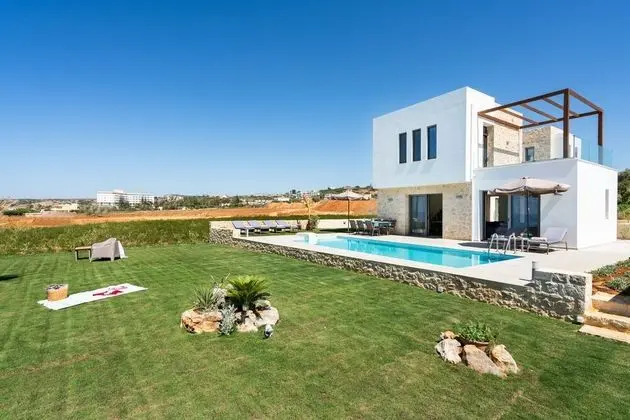 Seafront Brand new Modern Villa With Amazing Views of the Ocean and Close to Amenities - Oda