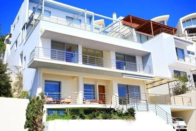 Seafront home 4' walk to private beach