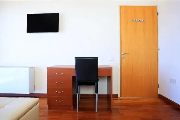 Seafront home 4' walk to private beach - Oda