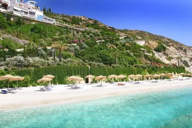 Seafront home 4' walk to private beach - Plaj