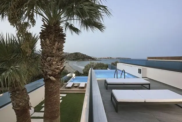 Seafront Idyllic Villa With Private Heated Pool and Outdoor Jacuzzi Steps Away From the Beach