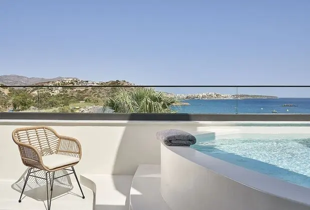 Seafront Idyllic Villa With Private Heated Pool and Outdoor Jacuzzi Steps Away From the Beach - Oda