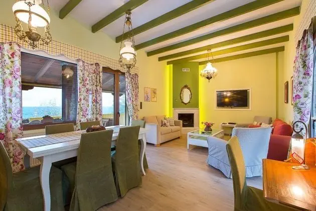 Seafront Villa With Private Beach Best for big Groups and Events - Oda