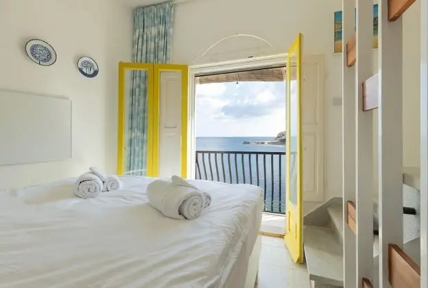Seafront Small Home w Terrace