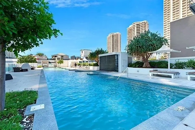 Sealuxe Central Surfer Paradise Spacious Deluxe Ocean View King Spa Apartment - Havuz