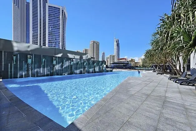Sealuxe Central Surfer Paradise Spacious Deluxe Ocean View King Spa Apartment - Havuz