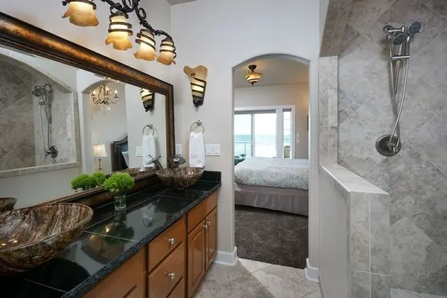 Seascape by Avantstay Beach Front Home w/ Multiple Balconies & Ocean Views - İç Mekan