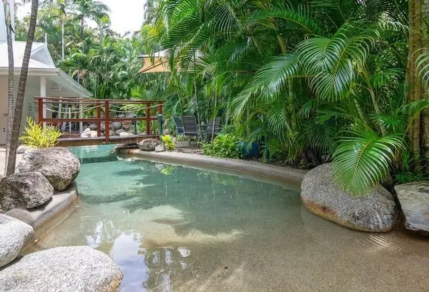 Seascape Holidays - Coral Apartments - Havuz