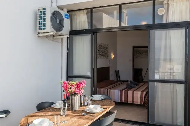 Seashells 2 bedroom Apartment with sunny terrace with stunning panoramic sea views by Getaways Malta - İç Mekan